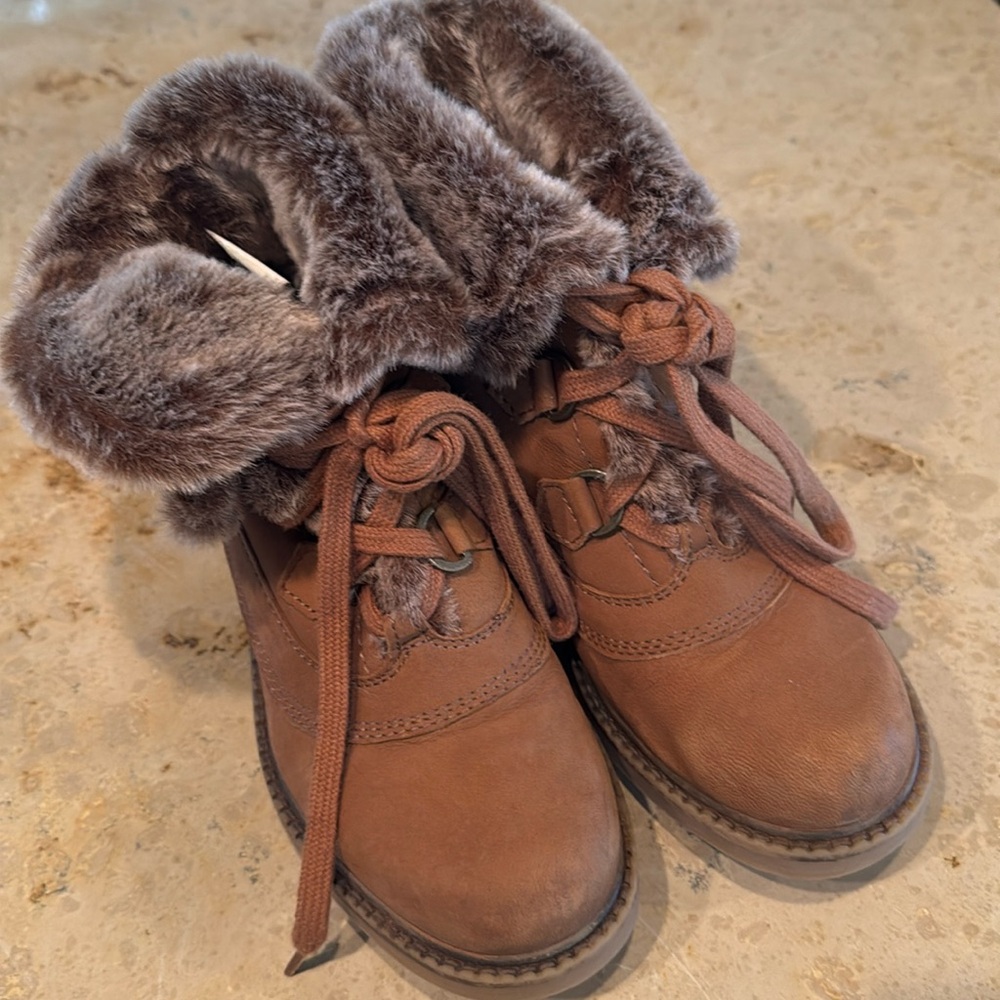 NW Steve Madden size 6 boots with fur trim- size 6